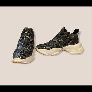 Worn once, Jeffrey Campbell super cool slip on!